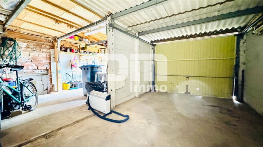 Gepflegtes Ein- bis Zweifamilienhaus mit Ladeneinheit in Dassel-Hilwartshausen - Garage mit Geräteanbau